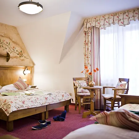 酒店 Helan Family & 4*