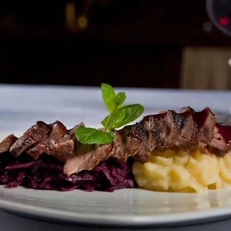 酒店 Helan Family & 4*